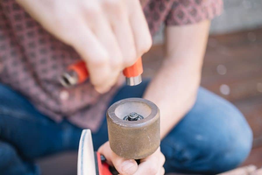 How to Change your Skateboard Wheels