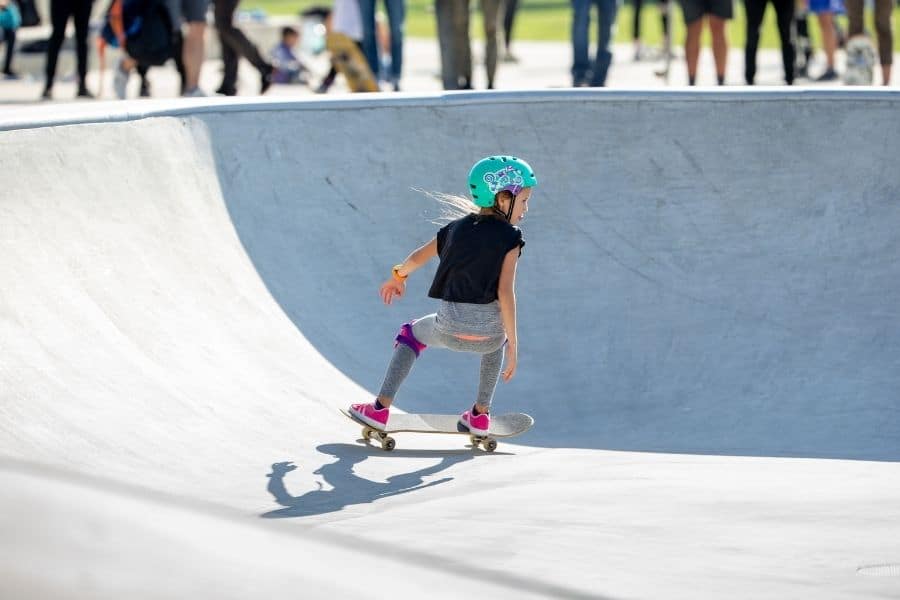 een kind leren Skateboarden